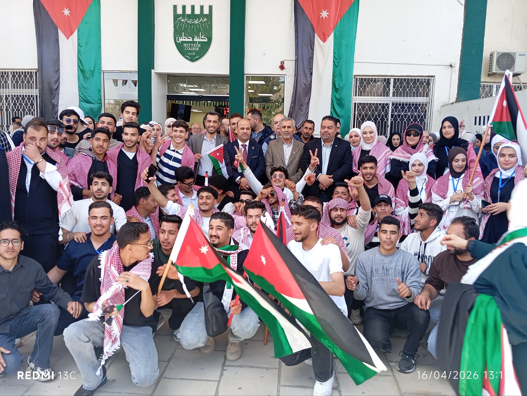 كلية حطين تجدّد العهد والولاء في يوم العلم الأردني